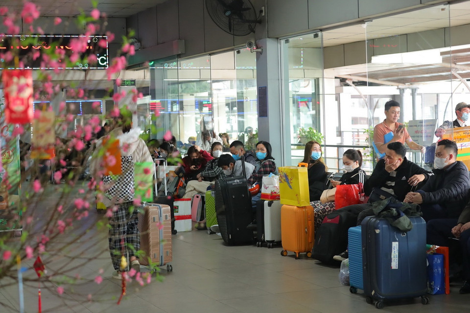 Hành khách tại khu vực chờ lên xe Bến xe Nước Ngầm. (Ảnh: Hoàng Hiếu/TTXVN)