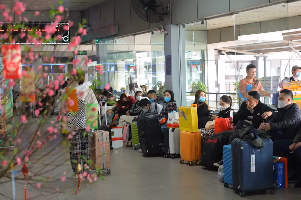 Hành khách tại khu vực chờ lên xe Bến xe Nước Ngầm. (Ảnh: Hoàng Hiếu/TTXVN)