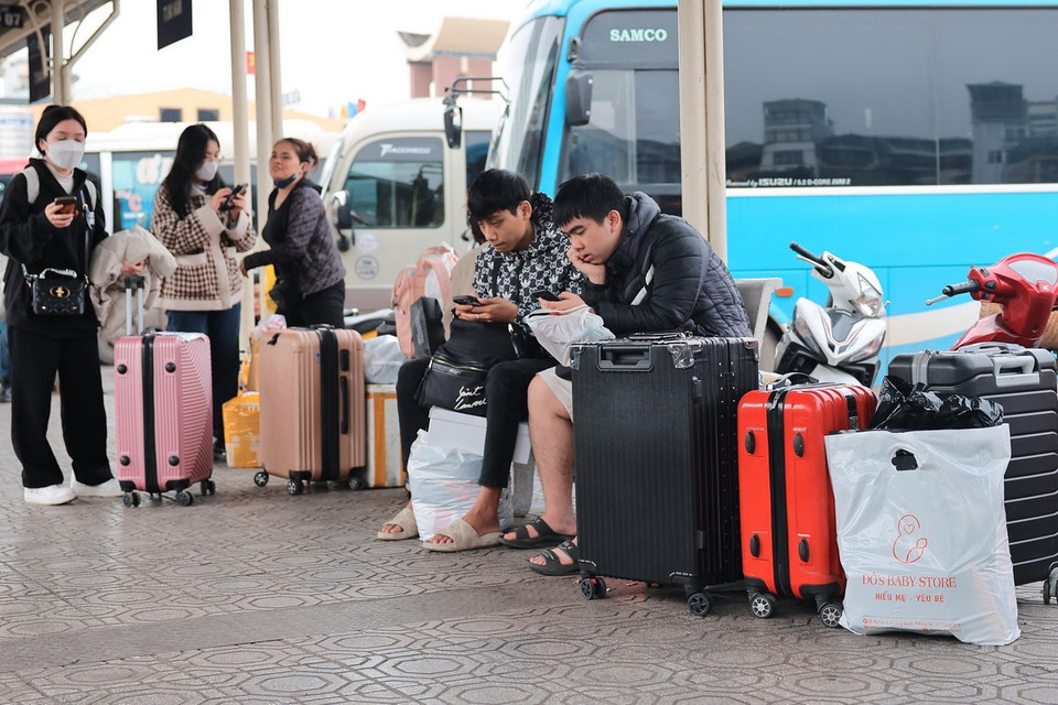 Hành khách chờ đến giờ lên xe tại Bến xe Giáp Bát. (Ảnh: Hoàng Hiếu/TTXVN)