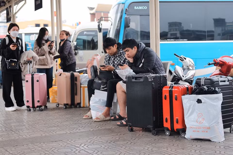 Hành khách chờ đến giờ lên xe tại Bến xe Giáp Bát. (Ảnh: Hoàng Hiếu/TTXVN)