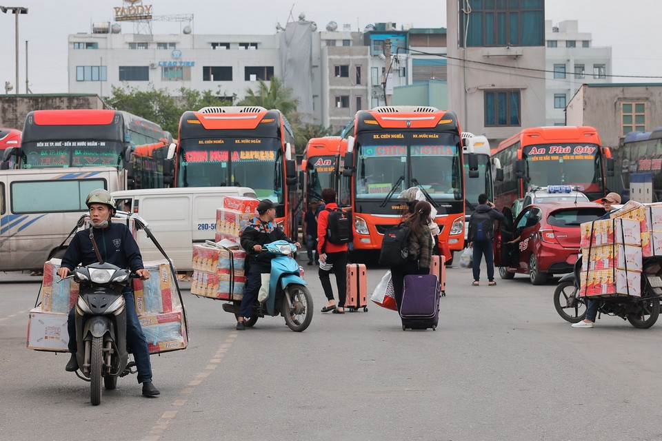 Lượng hành khách và hàng hóa tới Bến xe Nước Ngầm tăng nhiều so với ngày thường. (Ảnh: Hoàng Hiếu/TTXVN)