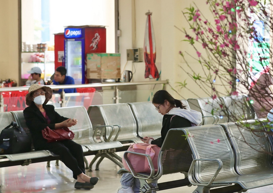 Hành khách tại nhà chờ Bến xe Giáp Bát chờ đến giờ lên xe. (Ảnh: Hoàng Hiếu/TTXVN)