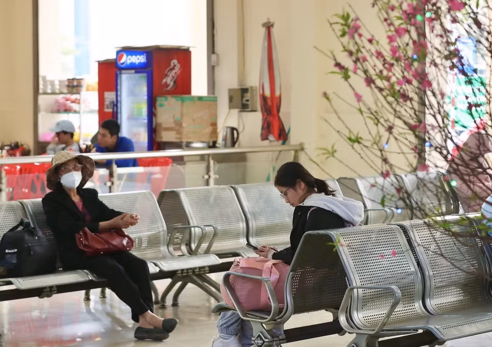 Hành khách tại nhà chờ Bến xe Giáp Bát chờ đến giờ lên xe. (Ảnh: Hoàng Hiếu/TTXVN)