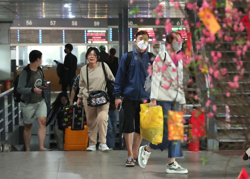 Hành khách với vali, hành lý đến Bến xe Nước Ngầm. (Ảnh: Hoàng Hiếu/TTXVN)