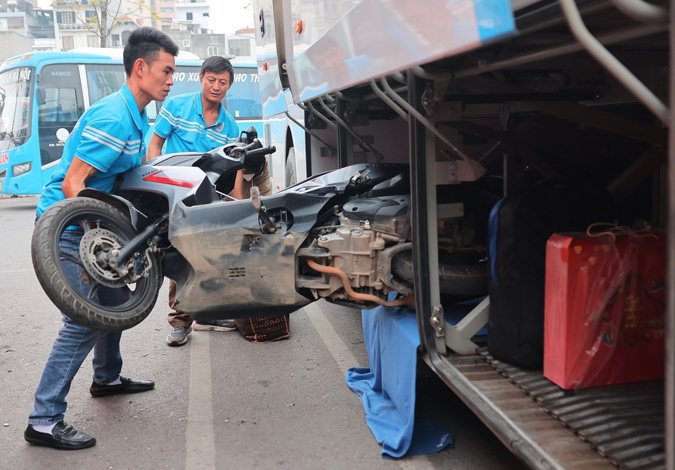 Xe máy được đưa cùng theo về đón Tết. (Ảnh: Hoàng Hiếu/TTXVN)