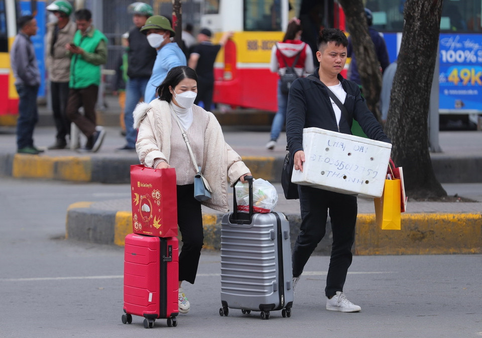 Hành khách đến Bến xe Giáp Bát rời Hà Nội về các địa phương. (Ảnh: Hoàng Hiếu/TTXVN)