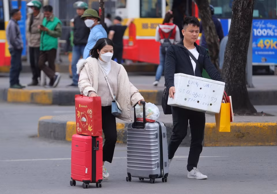Hành khách đến Bến xe Giáp Bát rời Hà Nội về các địa phương. (Ảnh: Hoàng Hiếu/TTXVN)