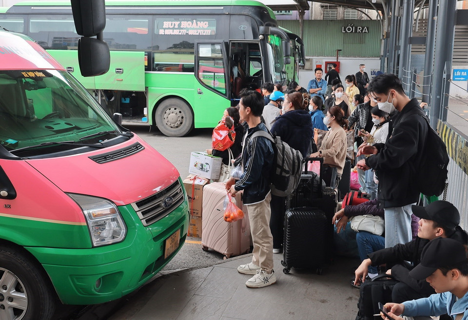 Hành khách chờ đến giờ lên xe tại Bến xe Nước Ngầm. (Ảnh: Hoàng Hiếu/TTXVN)