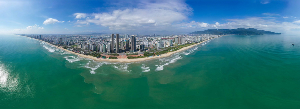 Đà Nẵng có biển xanh, cát trắng mịn màng là điểm đến ưa thích của khách du lịch trong nước và quốc tế. (Ảnh: Trần Lê Lâm/TTXVN)