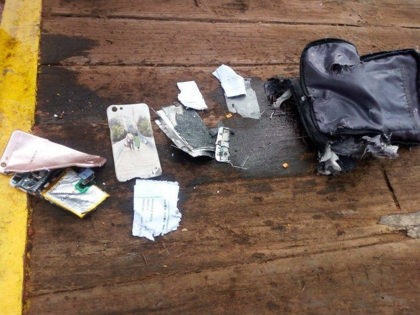 Những vật dụng đầu tiên được tìm thấy của chiếc máy bay gặp nạn. (Nguồn: Twitter)