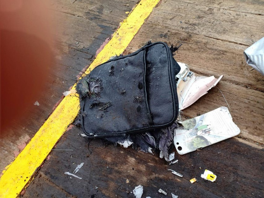 Những vật dụng đầu tiên được tìm thấy của chiếc máy bay gặp nạn. (Nguồn: Twitter)