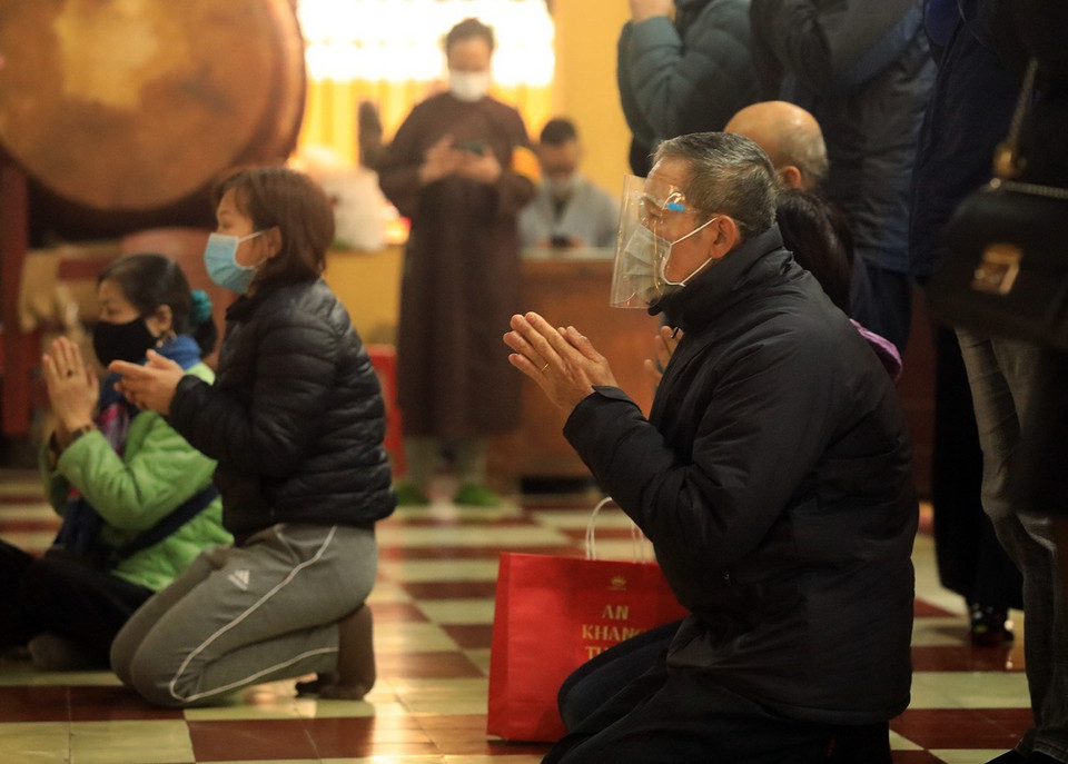 Người dân đi lễ chùa những ngày đầu xuân Nhâm Dần đều phải tuân thủ các quy định và nâng cao ý thức phòng, chống dịch. (Ảnh: Tuấn Anh/TTXVN)