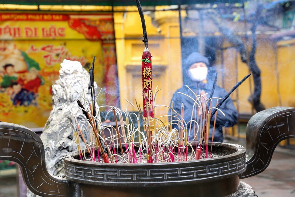 Người dân đi chùa cầu bình an, may mắn tại chùa Phúc Khánh. (Ảnh: Tuấn Đức/TTXVN)