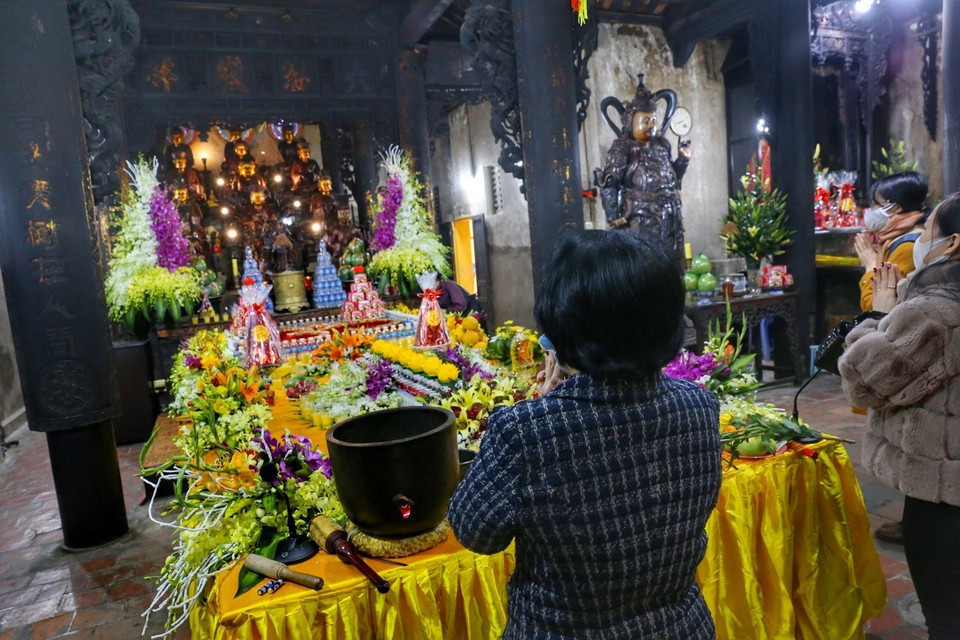 Người dân đi chùa cầu bình an, may mắn tại chùa Phúc Khánh. (Ảnh: Tuấn Đức/TTXVN)