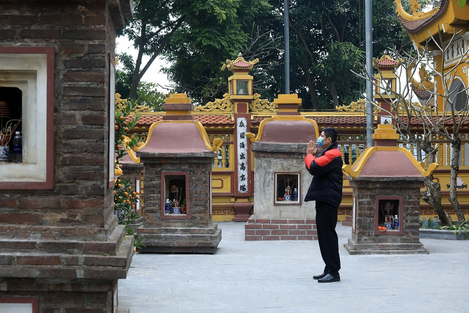 Người dân đến dâng hương tại chùa Trấn Quốc, quận Tây Hồ, Hà Nội. (Ảnh: Tuấn Anh/TTXVN)