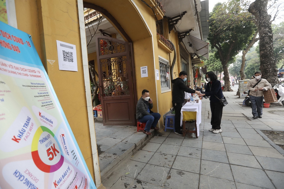 Người dân đến chùa phải đảm bảo các quy định về phòng, chống dịch COVID-19. (Ảnh: Minh Quyết/TTXVN)