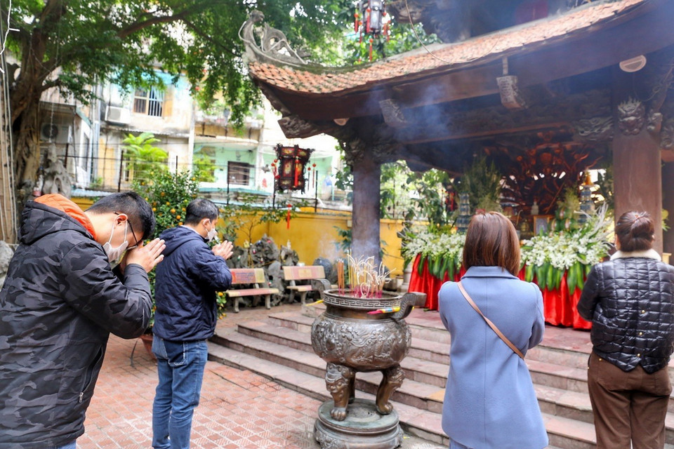 Người dân đi chùa cầu bình an, may mắn tại chùa Phúc Khánh. (Ảnh: Tuấn Đức/TTXVN)