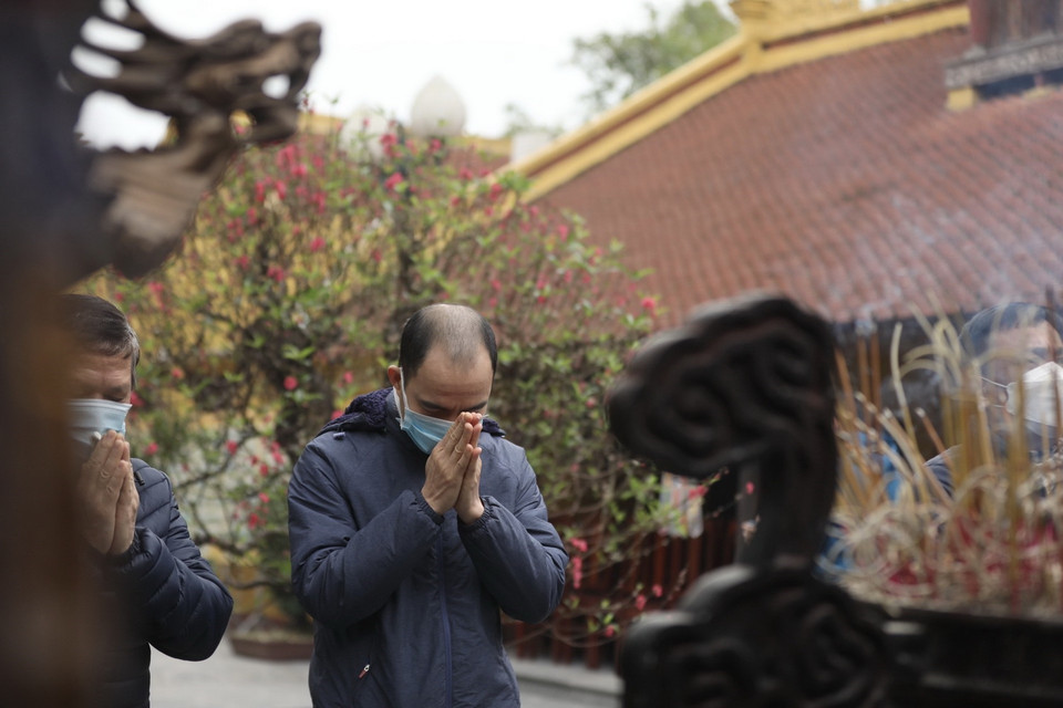 Người dân đi chùa để cầu bình an, may mắn tại chùa Trấn Quốc, quận Tây Hồ, Hà Nội. (Ảnh: Minh Quyết/TTXVN)