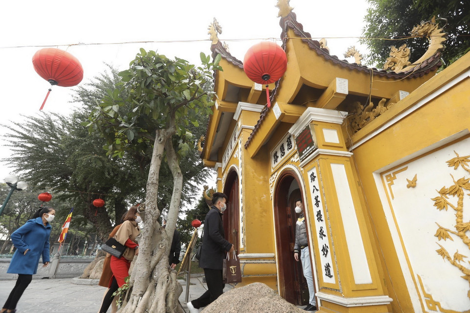 Người dân đi chùa cầu bình an, may mắn tại chùa Trấn Quốc, quận Tây Hồ, Hà Nội. (Ảnh: Minh Quyết/TTXVN)