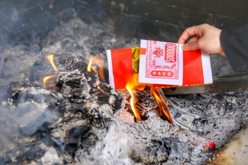 Hoá vàng sau khi làm lễ tại chùa Trấn Quốc. (Ảnh: Tuấn Đức/TTXVN)