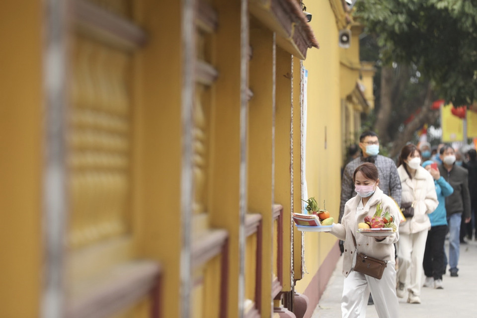 Người dân đi chùa cầu bình an, may mắn tại chùa Trấn Quốc, quận Tây Hồ, Hà Nội. (Ảnh: Minh Quyết/TTXVN)