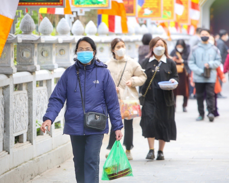 Người dân đi lễ cầu bình an tại chùa Trấn Quốc. (Ảnh: Tuấn Đức/TTXVN)