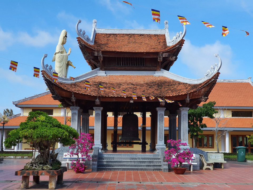  Tháp chuông bên phải lối vào chính điện. (Ảnh: Ánh Tuyết/TTXVN)