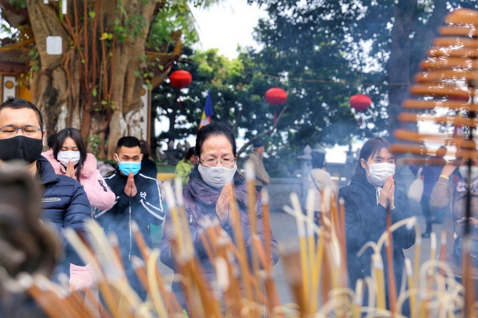 Người dân đi lễ cầu bình an tại chùa Trấn Quốc. (Ảnh: Tuấn Đức/TTXVN)