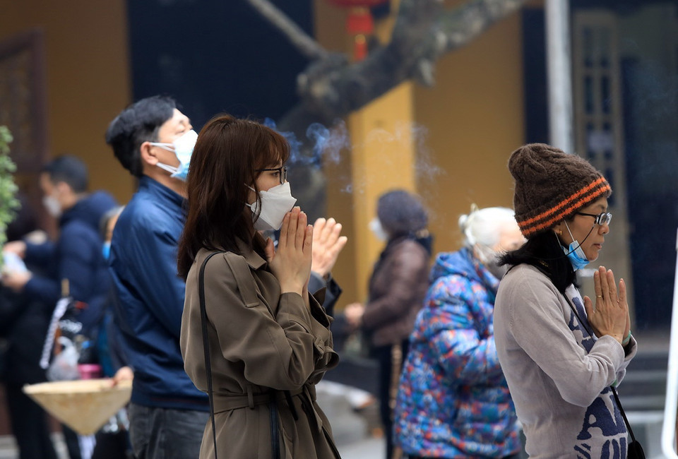 Người dân đi lễ chùa để cầu một năm mới bình an và gặp nhiều may mắn. (Ảnh: Tuấn Anh/TTXVN)