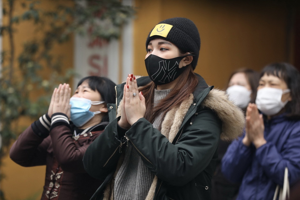 Người dân đi chùa cầu bình an, may mắn tại chùa Quán Sứ, quận Hoàn Kiếm, Hà Nội. (Ảnh: Minh Quyết/TTXVN)