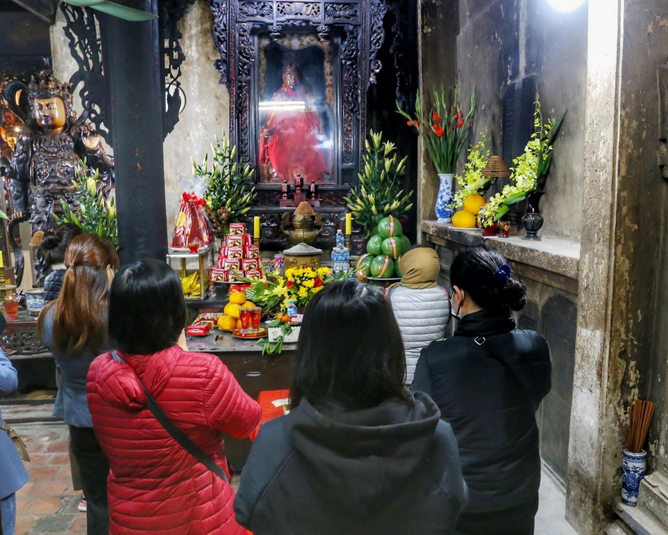 Người dân đi chùa cầu bình an, may mắn tại chùa Phúc Khánh. (Ảnh: Tuấn Đức/TTXVN)