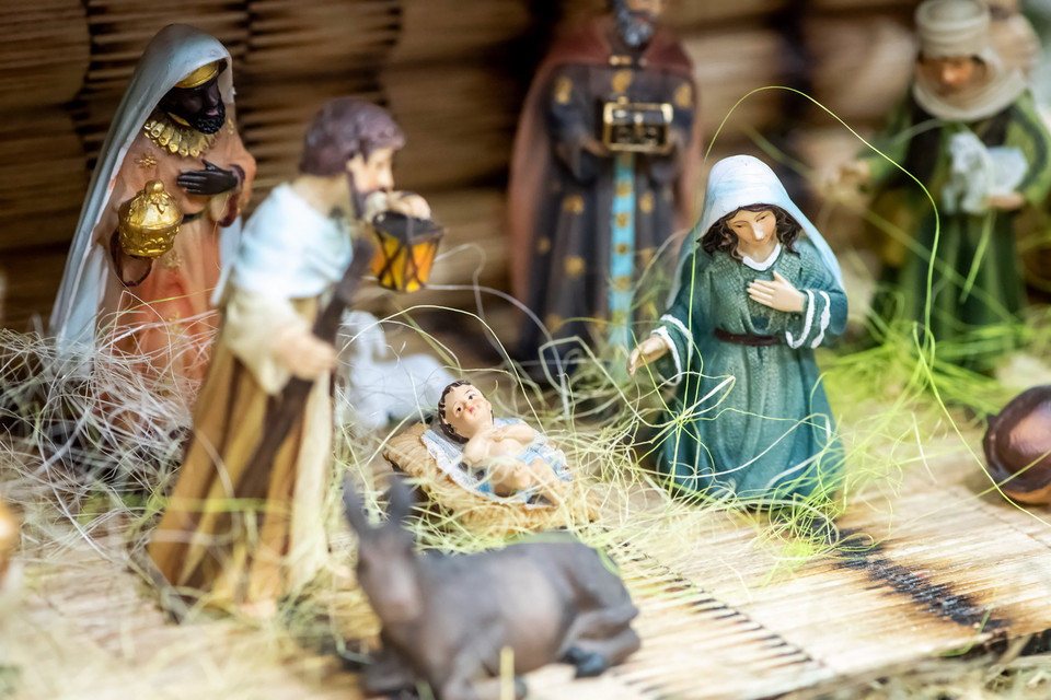 Tác phẩm nghệ thuật mô phỏng hang đá Giáng sinh được làm từ 11.441 que diêm của nghệ sỹ Przemyslaw Kozlowski tại Bydgoszcz, Ba Lan, ngày 21/12/2021. (Ảnh: PAP/TTXVN)