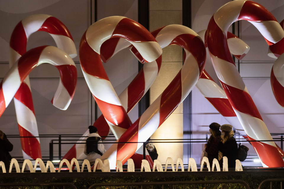 Đường phố được trang hoàng đón Giáng sinh tại New York, Mỹ, ngày 20/12/2021. (Ảnh: THX/TTXVN)