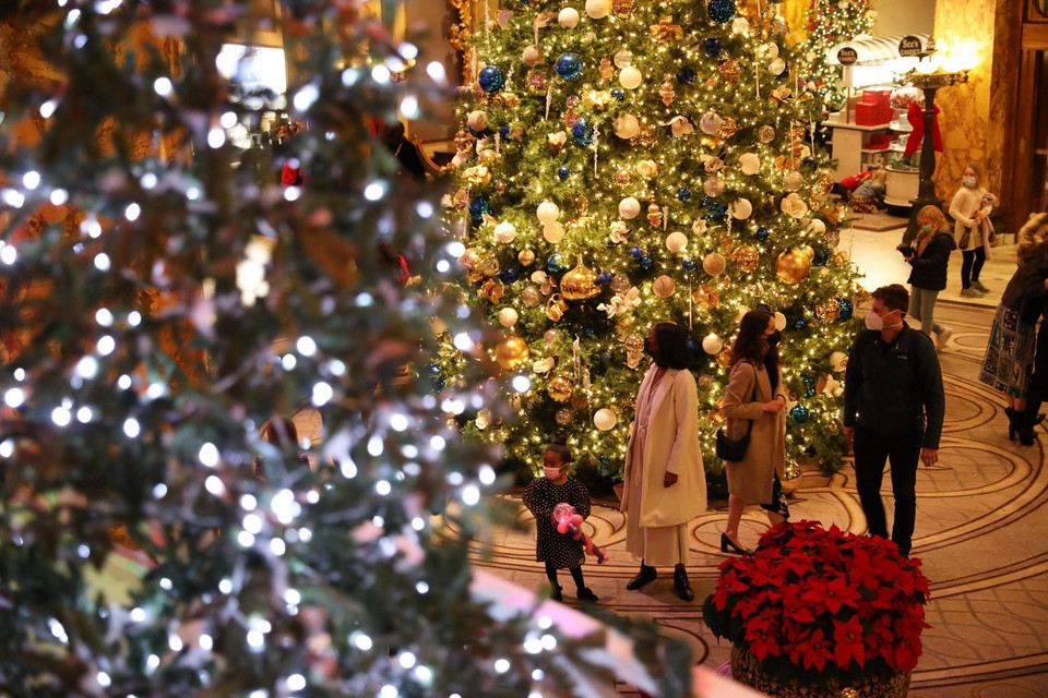 Cây thông được trang hoàng rực rỡ đón Giáng sinh tại San Francisco, Mỹ, ngày 21/12/2021. (Ảnh: THX/TTXVN)