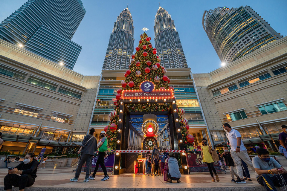Người dân chụp ảnh bên cây thông Noel tại Kuala Lumpur, Malaysia, ngày 23/12/2021. (Ảnh: THX/TTXVN)