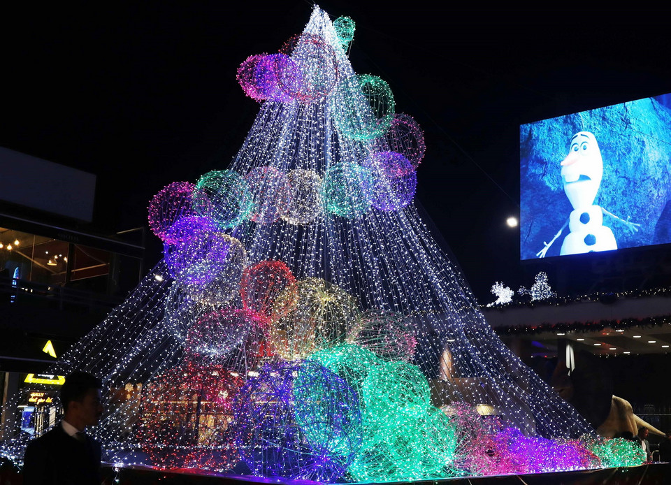 Trong ảnh: Đèn được xếp thành cây thông Noel khổng lồ tại một trung tâm thương mại ở Baghdad, Iraq, ngày 22/12/2021. (Ảnh: THX/TTXVN)