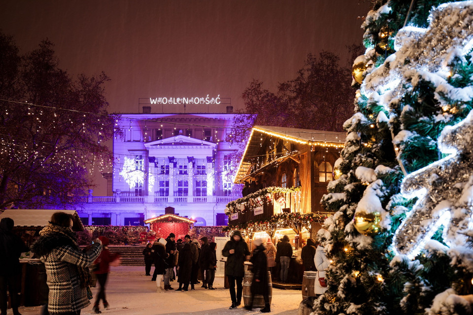 Người dân thăm chợ Giáng sinh tại Poznan, Ba Lan, ngày 24/12/2021. (Ảnh: PAP/TTXVN)