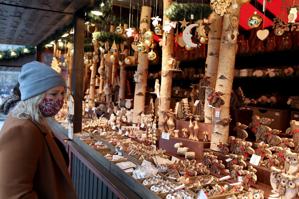 Người dân thăm chợ Giáng sinh tại Quảng trường Trafalgar ở London, Anh, ngày 23/12/2021. (Ảnh: THX/TTXVN)