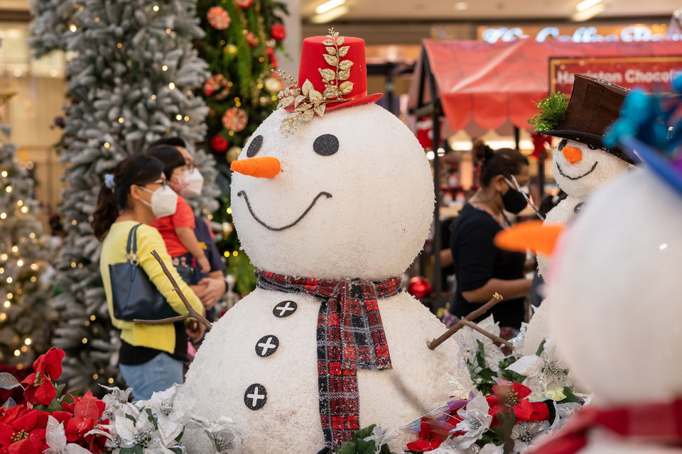 Trong ảnh: Trung tâm thương mại được trang hoàng đón Giáng sinh tại Kuala Lumpur, Malaysia, ngày 23/12/2021.(Ảnh: THX/TTXVN)