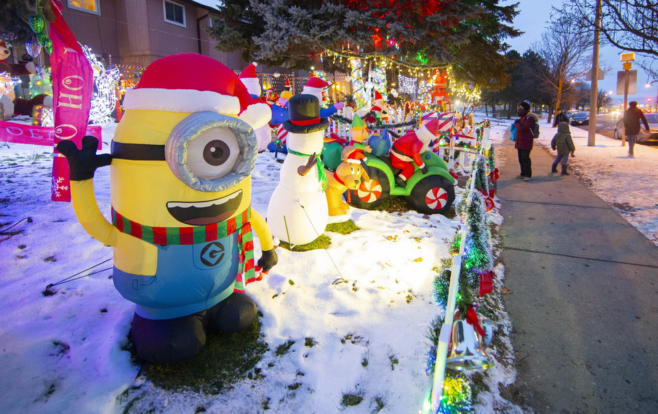 Nhà cửa được trang hoàng rực rỡ đón Giáng sinh tại Toronto, Canada, ngày 23/12/2021. (Ảnh: THX/TTXVN)