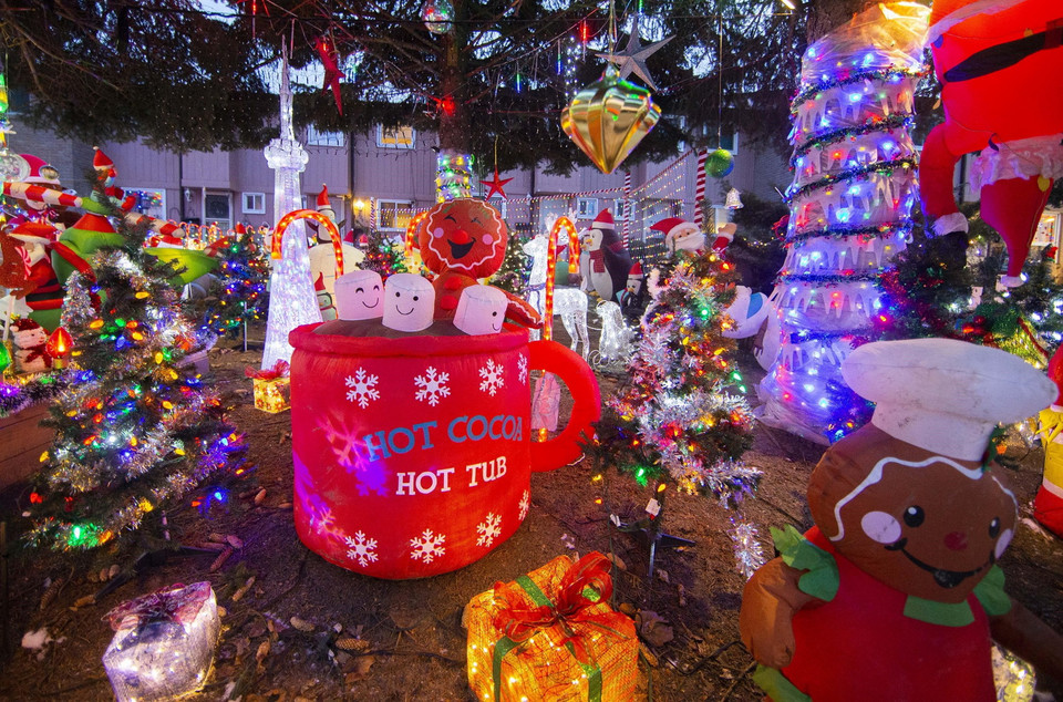 Nhà cửa được trang hoàng rực rỡ đón Giáng sinh tại Toronto, Canada, ngày 23/12/2021. (Ảnh: THX/TTXVN)