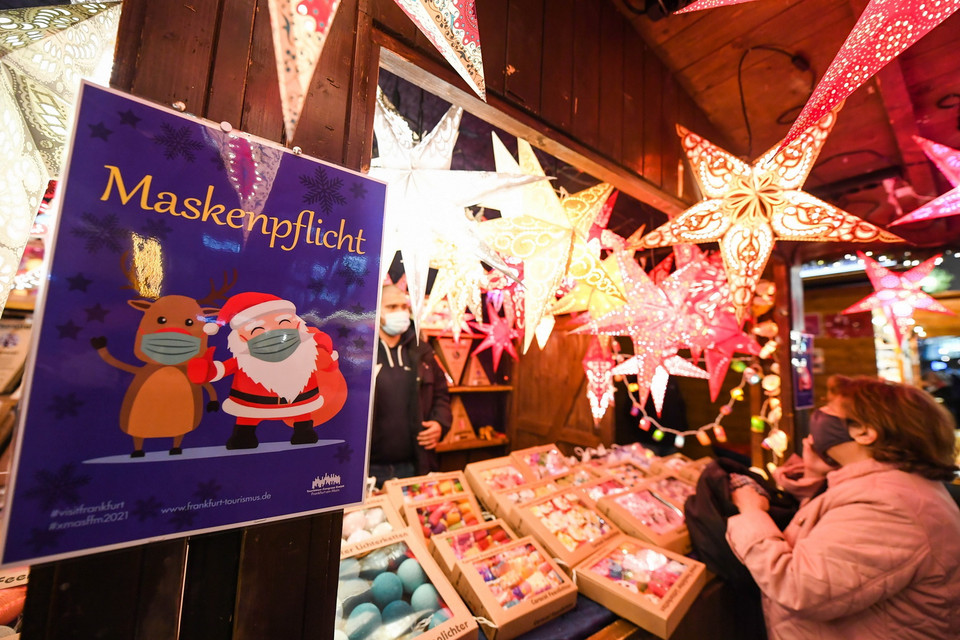  Bảng nhắc nhở người dân đeo khẩu trang phòng dịch COVID-19 tại Chợ Giáng sinh ở Frankfurt, Đức, ngày 22/11/2021. (Ảnh: THX/TTXVN)