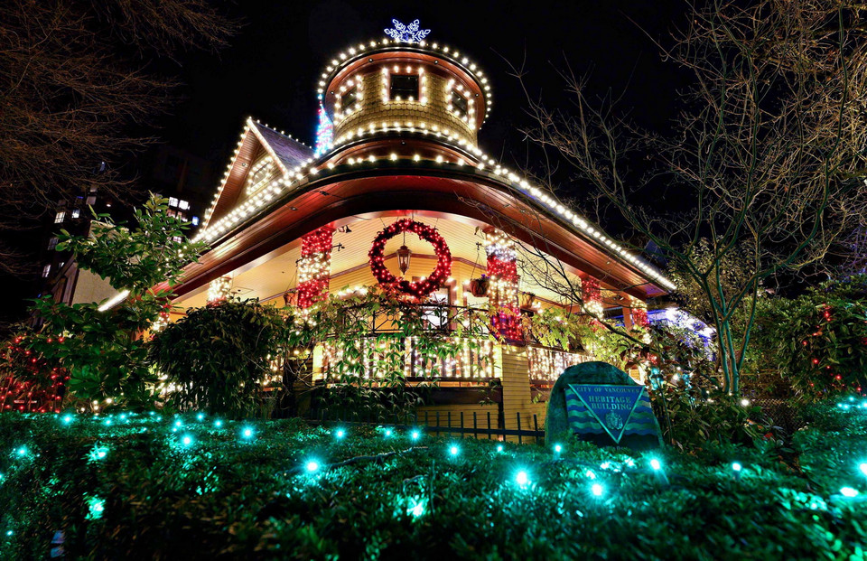 Ngôi nhà được trang hoàng rực rỡ đón Giáng sinh tại Vancouver, Canada, ngày 26/11/2021. (Ảnh: THX/TTXVN)