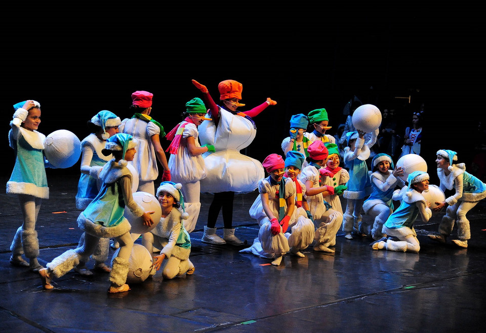 Các em nhỏ biểu diễn ca nhạc đón Giáng sinh và Năm mới tại Damascus, Syria, ngày 22/12/2021. (Ảnh: THX/TTXVN)