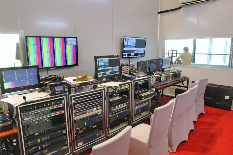 Máy móc tại Trung tâm Truyền hình SEA Games 31 đã được lắp đặt xong. (Ảnh: Tuấn Đức/TTXVN)