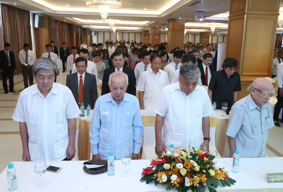 Các nguyên lãnh đạo TTXVN và các đại biểu mặc niệm tưởng nhớ các Anh hùng Liệt sỹ của TTXVN đã ngã xuống trong cuộc kháng chiến chống giặc ngoại xâm. (Ảnh: Lâm Khánh/TTXVN)