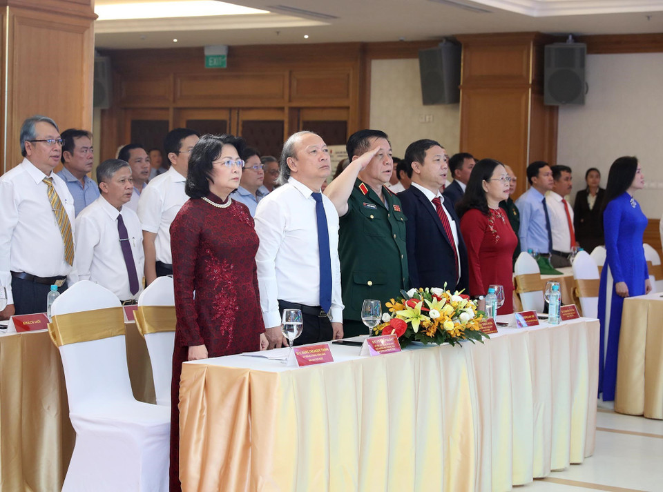 Phó Chủ tịch nước Đặng Thị Ngọc Thịnh và các đại biểu thực hiện nghi thức chào cờ. (Ảnh: Lâm Khánh/TTXVN)