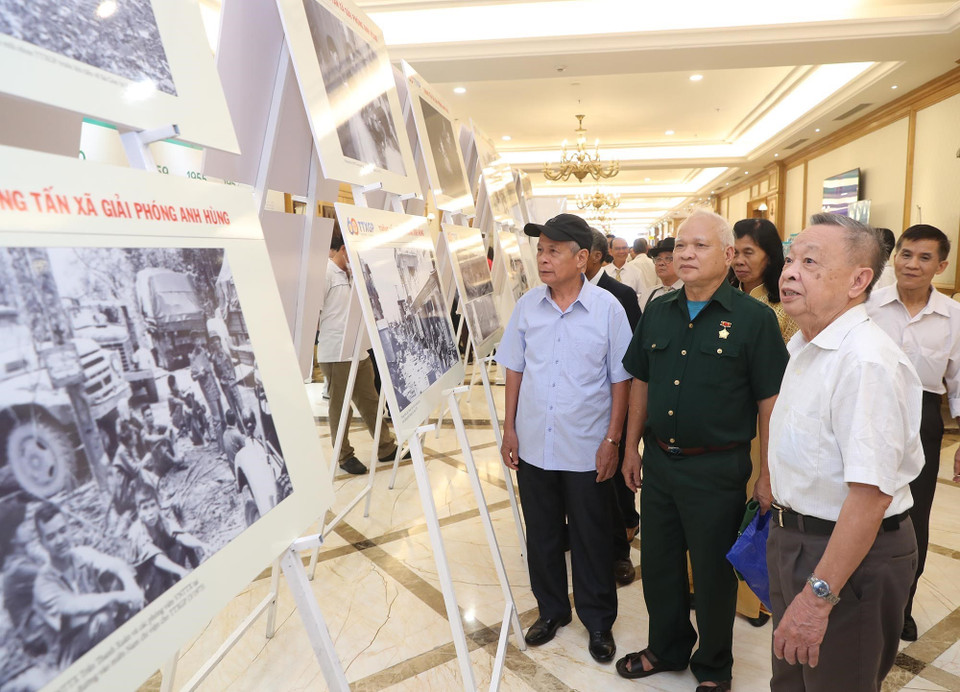 Các đại biểu tham quan trưng bày ảnh Thông tấn xã Giải phóng anh hùng. (Ảnh: Lâm Khánh/TTXVN)