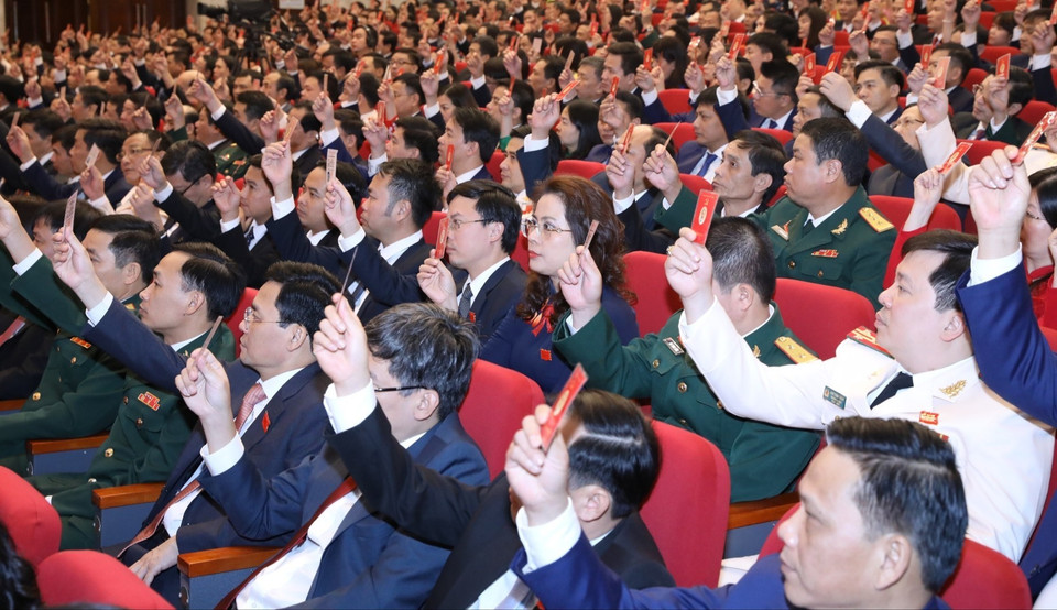 Các đại biểu biểu quyết thông qua bầu Đoàn Chủ tịch, Đoàn Thư ký, Ban Thẩm tra tư cách đại biểu. (Ảnh: Văn Điệp/TTXVN)