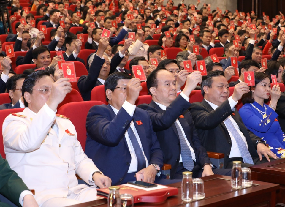 Các đại biểu biểu quyết thông qua bầu Đoàn Chủ tịch, Đoàn Thư ký, Ban Thẩm tra tư cách đại biểu. (Ảnh: Văn Điệp/TTXVN)